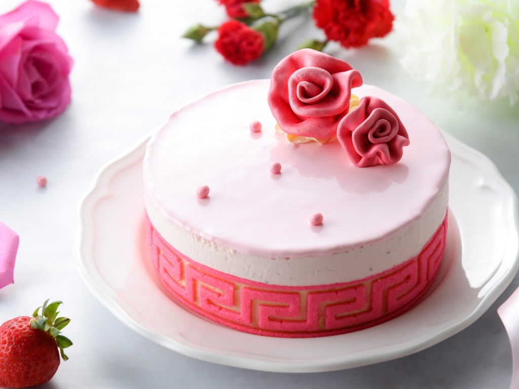 Торт суфле на столе с цветами 