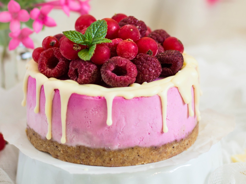 Пирожное с суфле и ягодами малины и клюквы