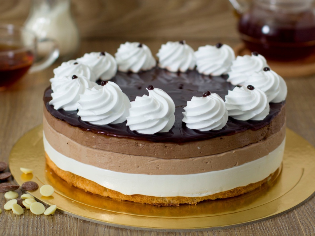 Торт - мусс с шоколадом и безе на столе 