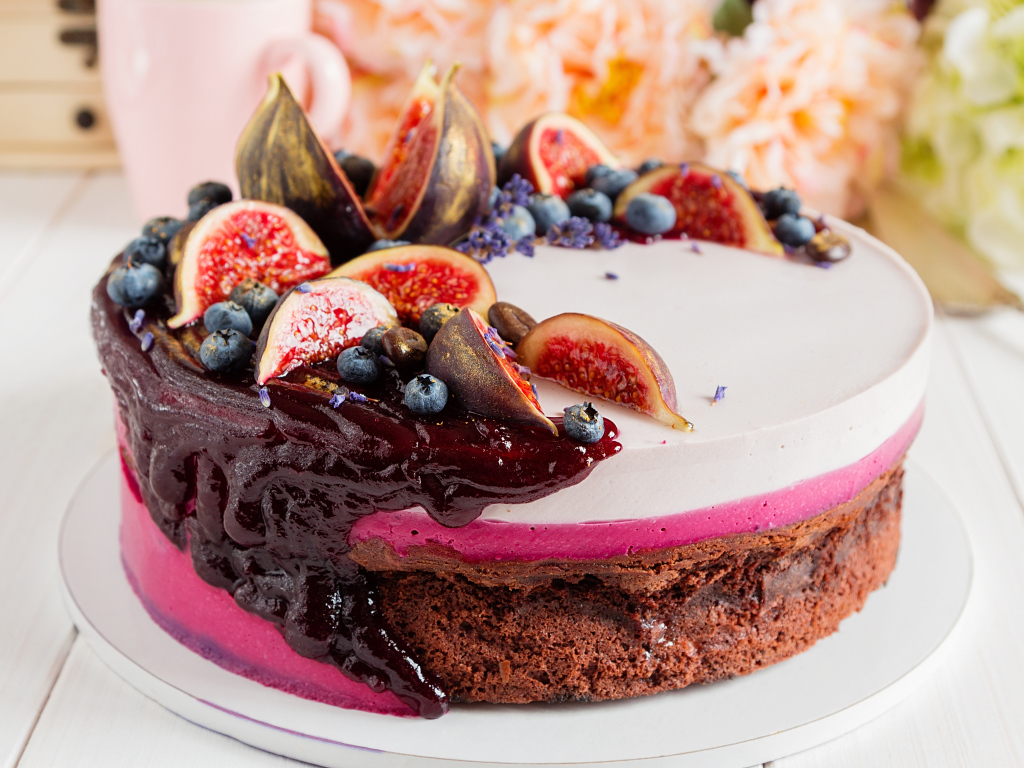 Торт с суфле, джемом, ягодами черники и кусочками инжира