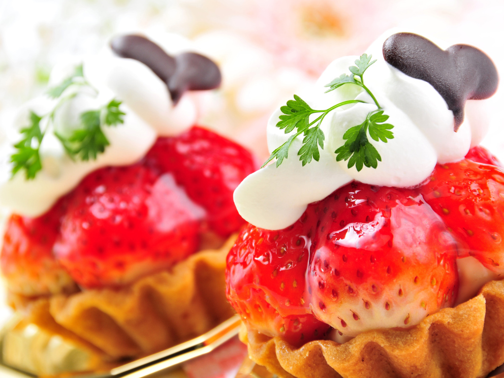 Пирожное с ягодами клубники, сливками и шоколадом