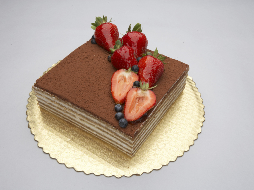 Торт с клубникой и черникой и шоколадом 