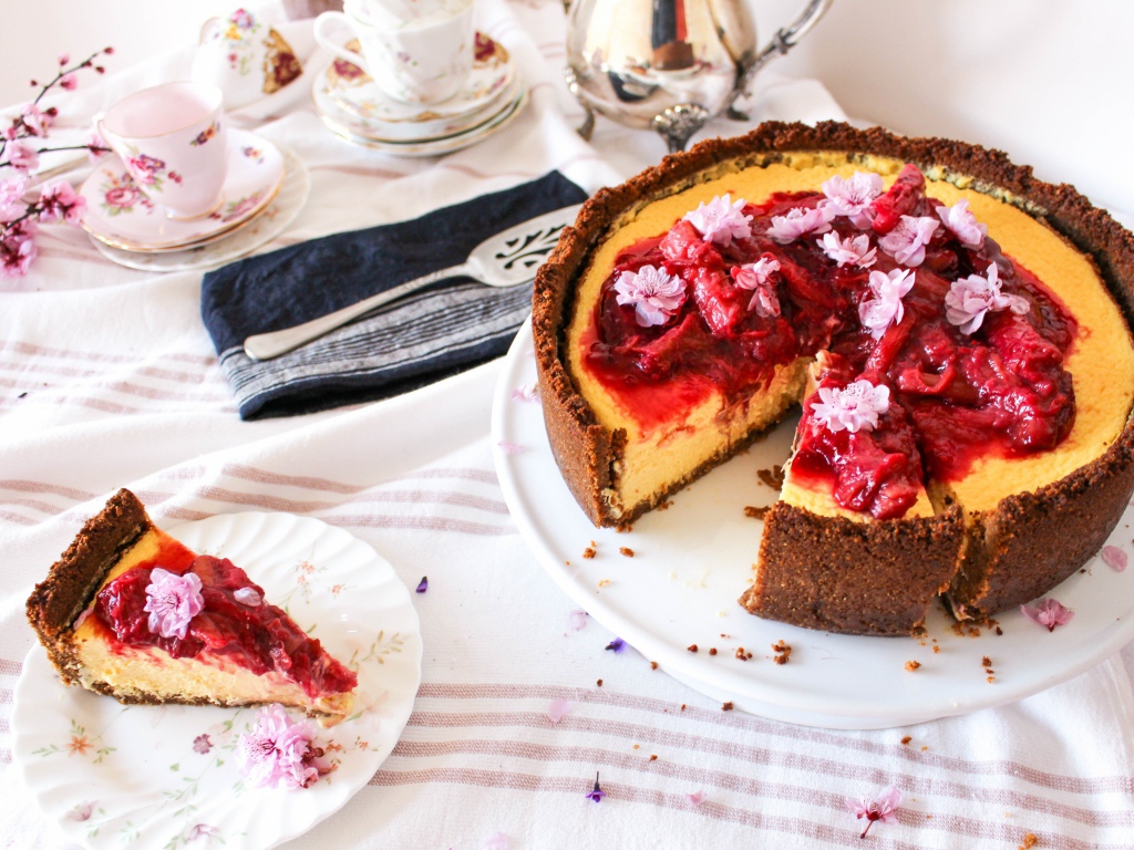Чизкейк с вареньем на столе 