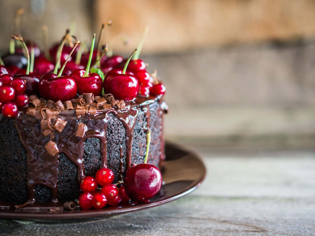 Шоколадный торт с ягодами вишни и красной смородины