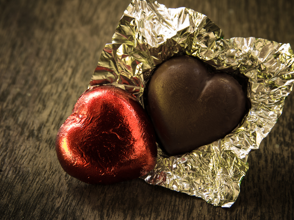 Шоколадные конфеты в форме сердца в блестящей фольге