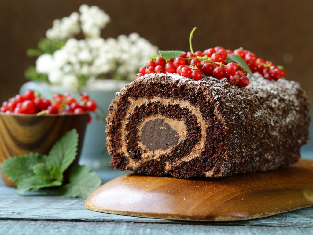 Шоколадный рулет с кремом и красной смородиной