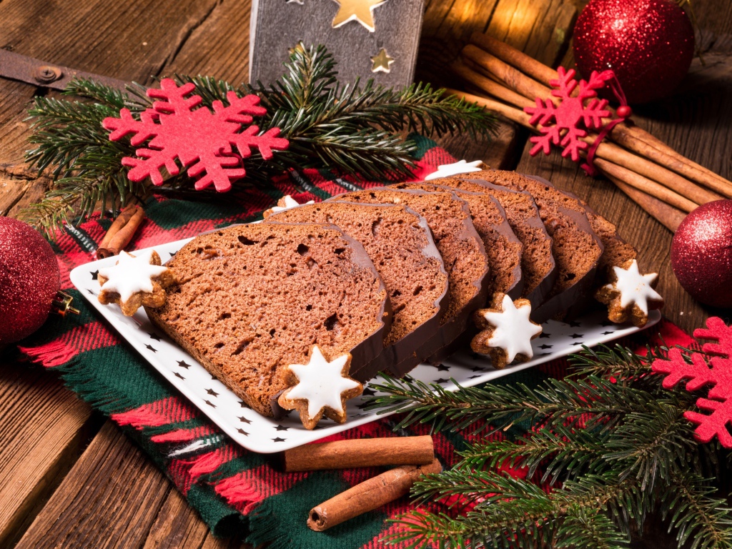 Рождественский кекс на столе с еловыми ветками и корицей