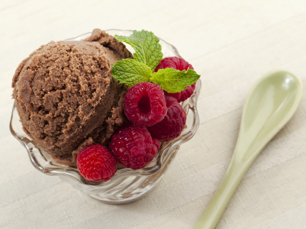 Кофейное мороженое в креманке со свежей малиной