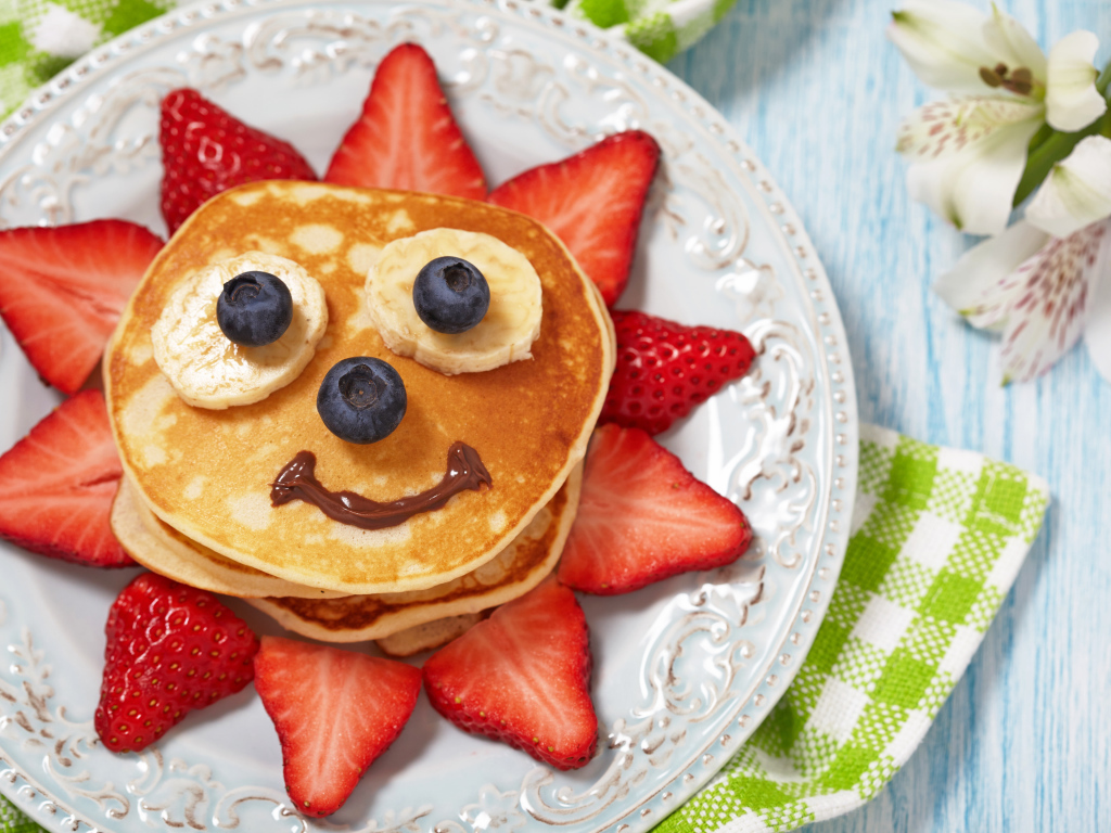 Креативное украшение детского блюда из клубники и оладиков