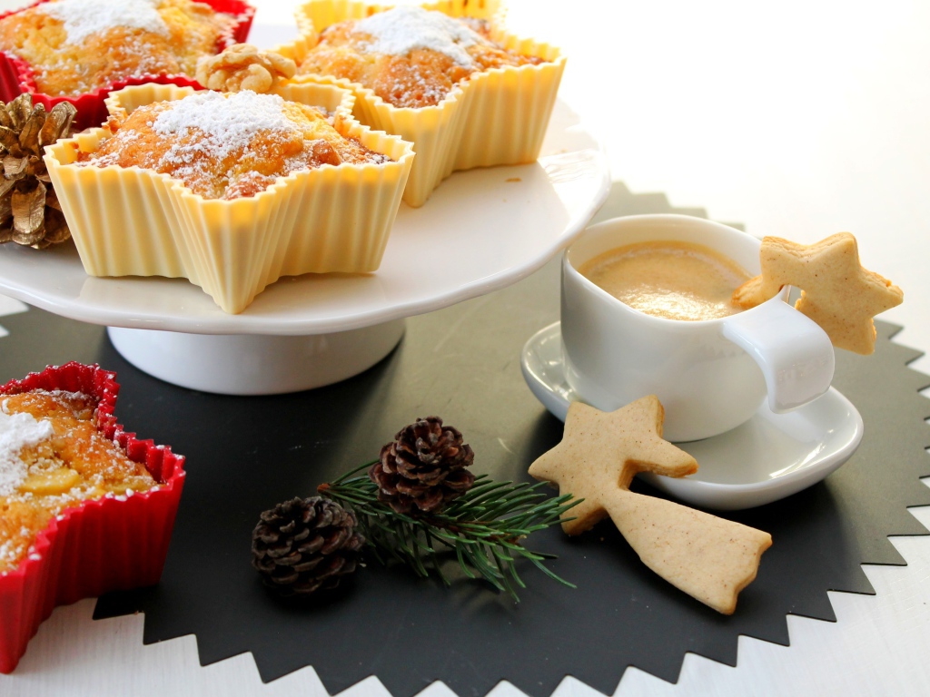 Кексы с сахарной пудрой на столе с кофе