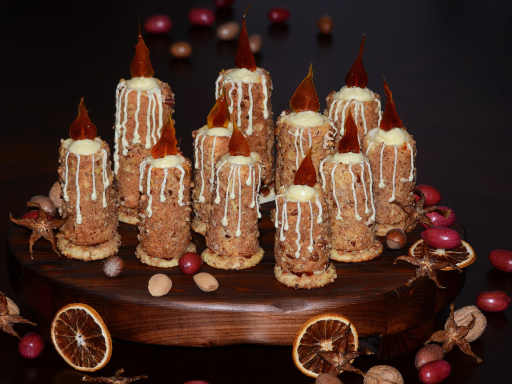 Десерт свечи на черном фоне