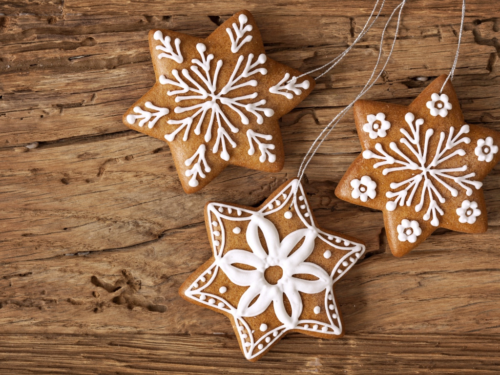 Праздничное имбирное печенье на новый год на деревянном столе
