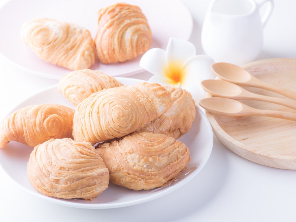 Свежая выпечка на столе к завтраку