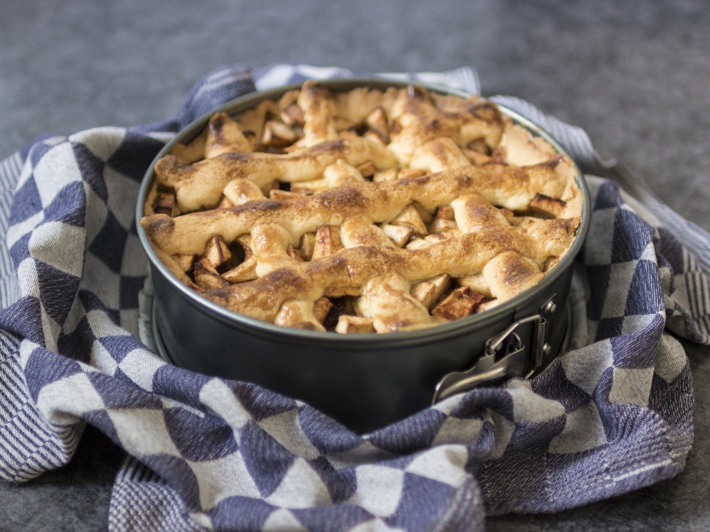 Свежий пирог на столе в форме для выпечки