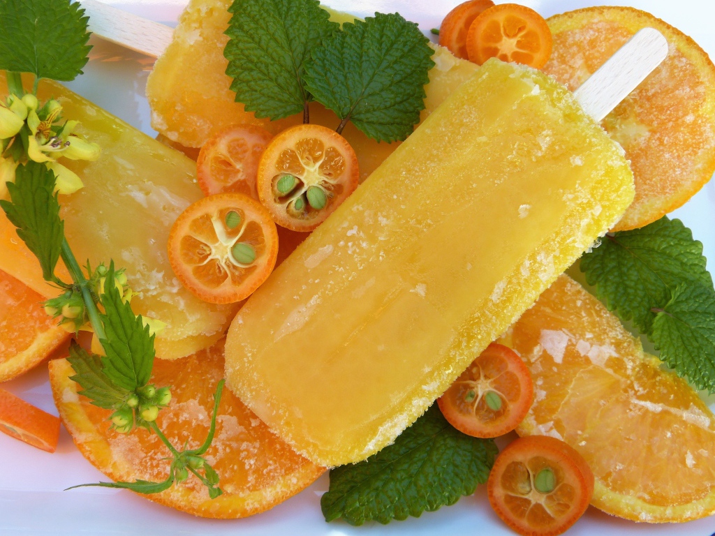 Фруктовое мороженое с кусочками апельсина