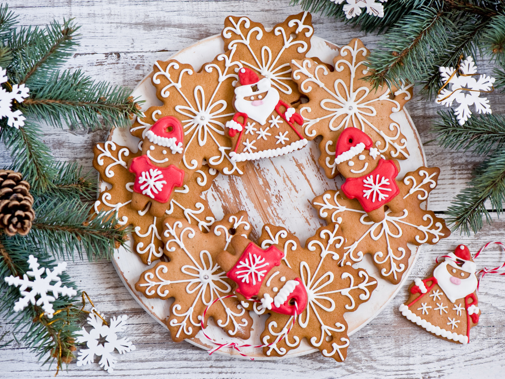 Имбирное новогоднее печенье с еловыми ветками на деревянном столе