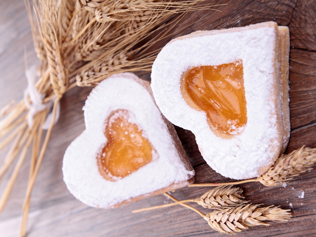 Печенье в форме сердца на столе с колосьями пшеницы