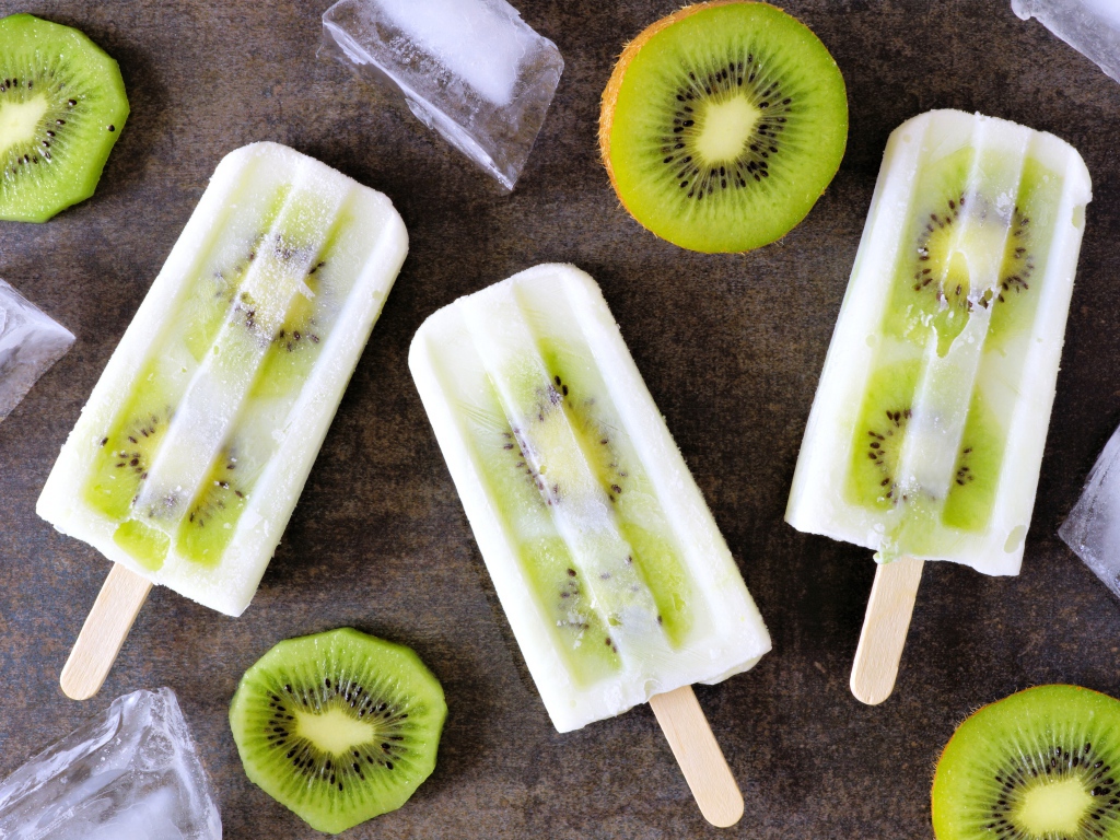 Мороженое на палочке с кусочками киви
