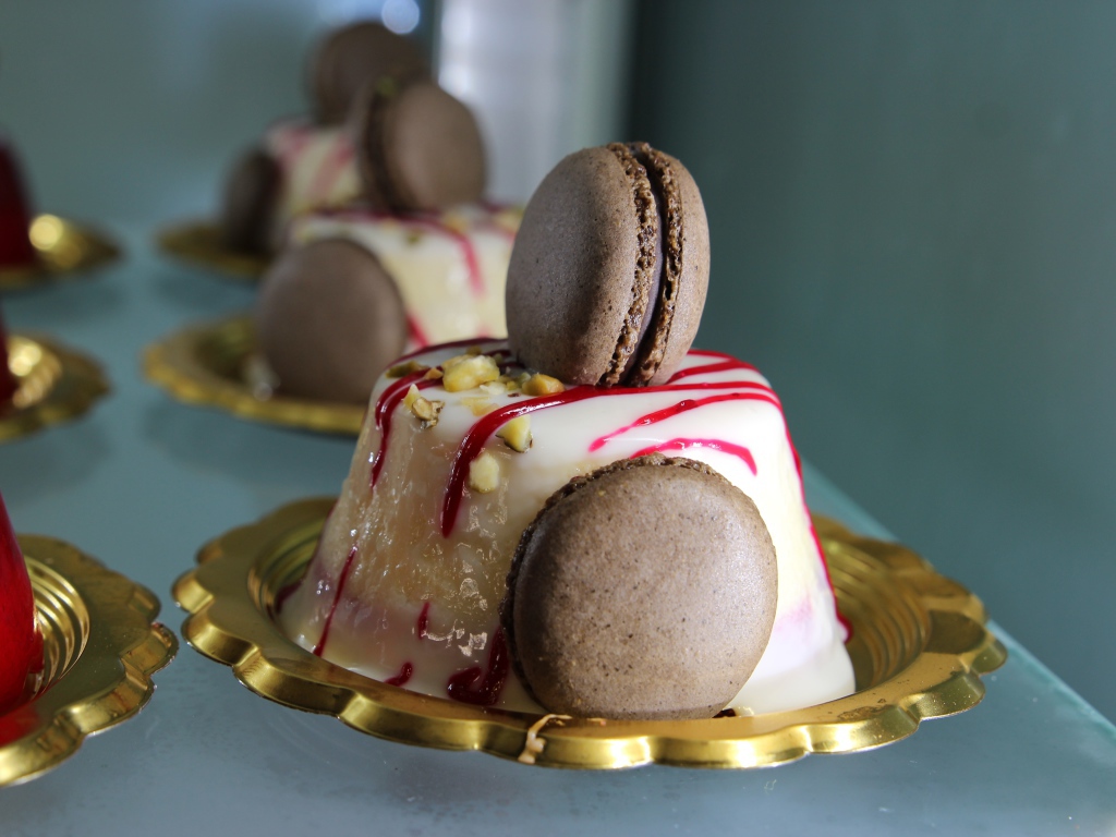 Десерт желе с печеньем макарун 