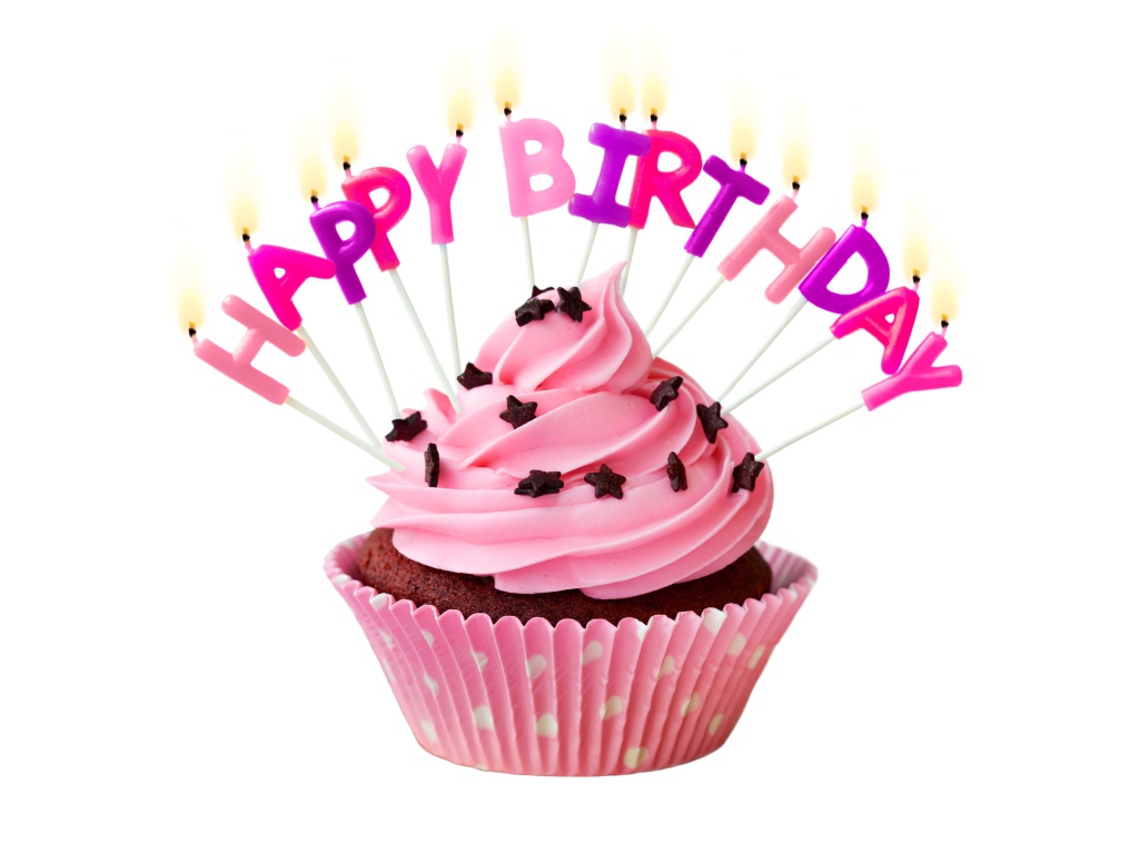 Маффин с кремом и свечами с Днем рождения на белом фоне