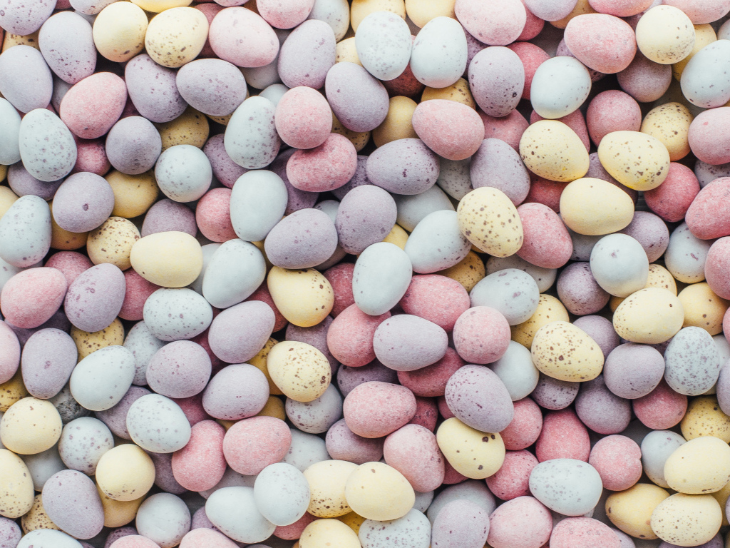 Разноцветные шоколадные конфеты камешки