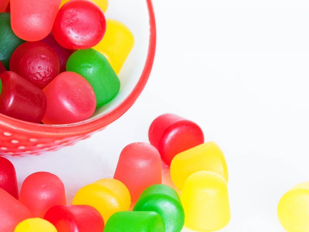 Разноцветные желейные конфеты на белом фоне