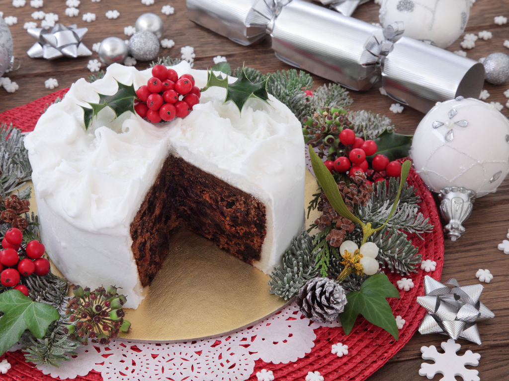 Новогодний торт на столе с новогодними украшениями