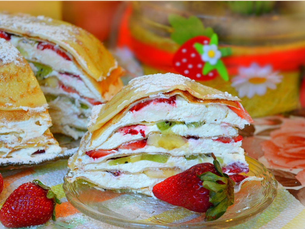 Блинный торт с творогом и фруктами 