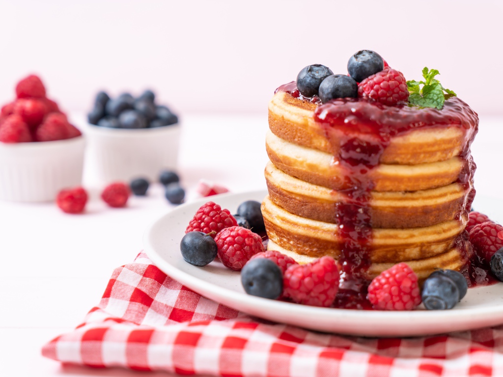 Оладья с джемом и ягодами малины и черники