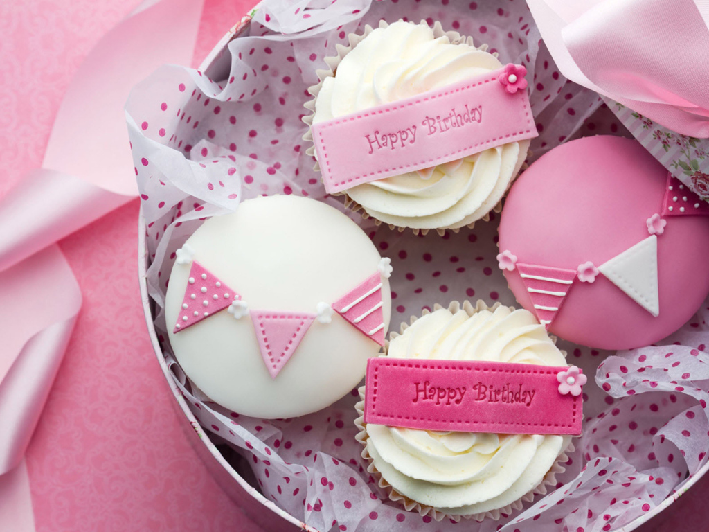 Розовые праздничные кексы ко дню рождения 