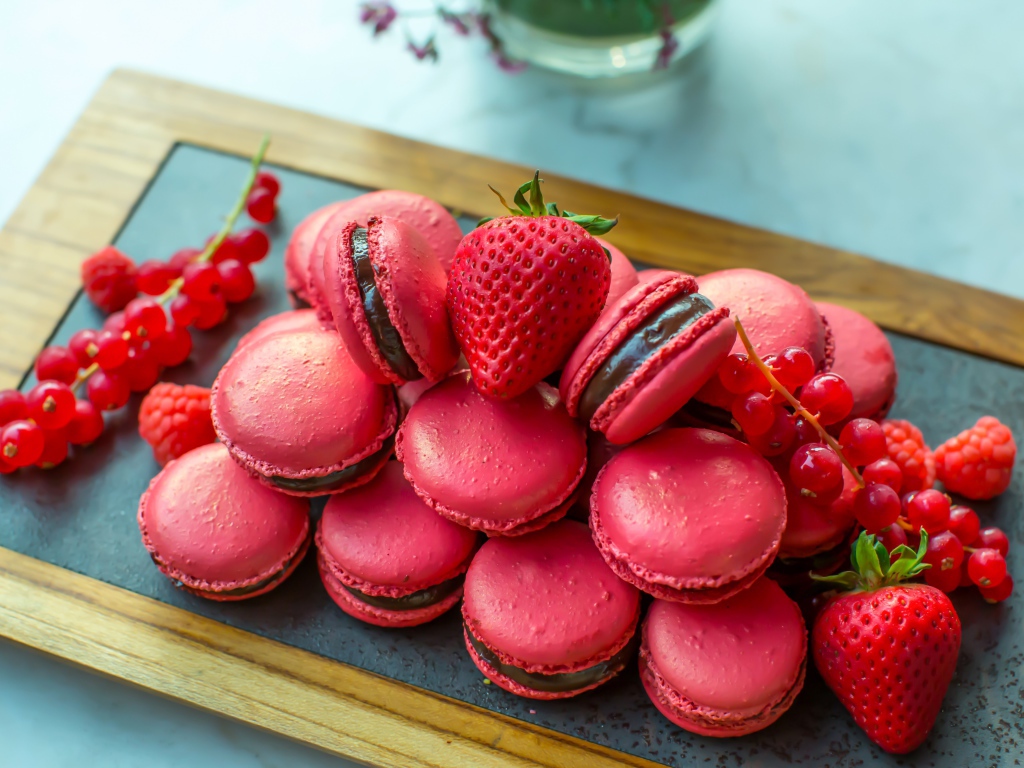 Розовые макаруны с красной смородиной и клубникой