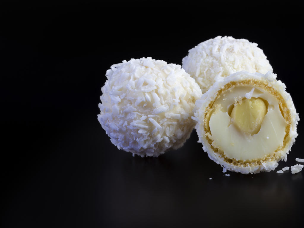 Конфеты раффаэлло на черном фоне