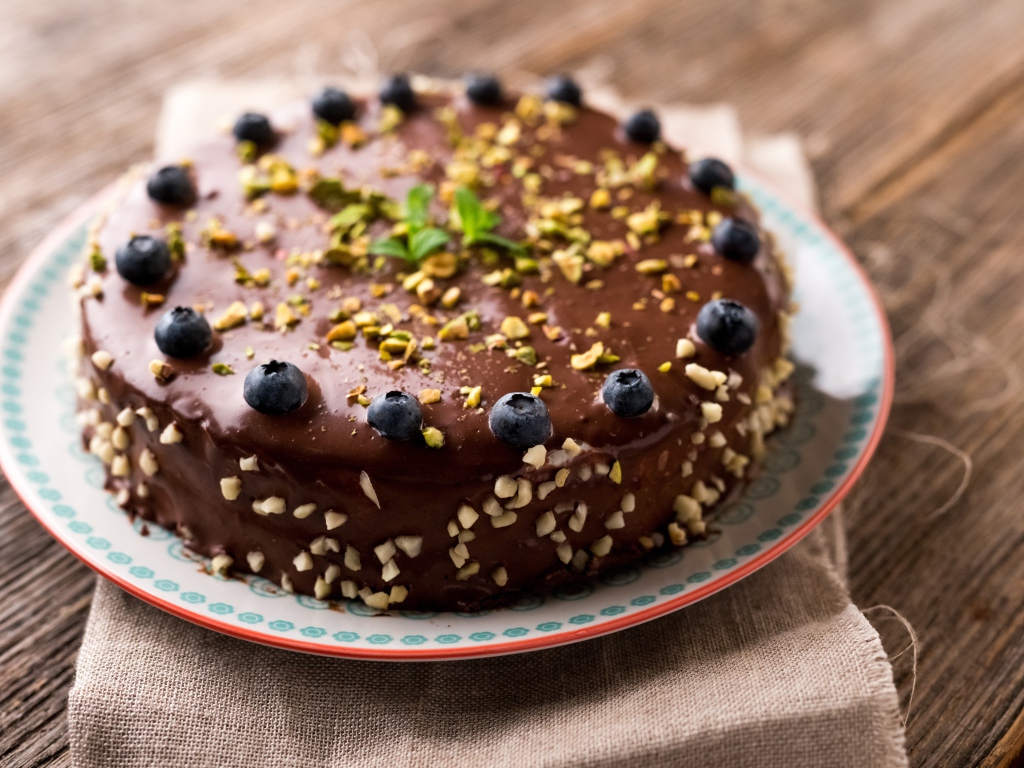 Круглый торт с шоколадом и ягодами черники