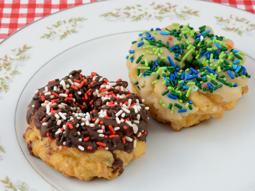 Сладкие пончики с глазурью на тарелке