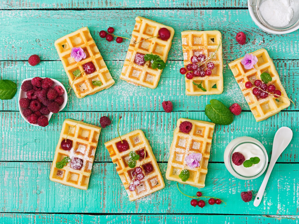 Сладкие вафли с ягодами красной смородины и малины