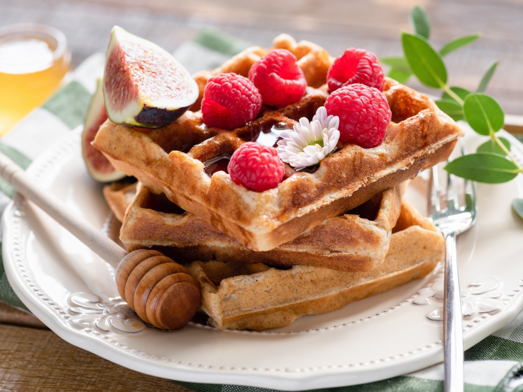 Сладкие вафли с медом, ягодами малины и инжиром