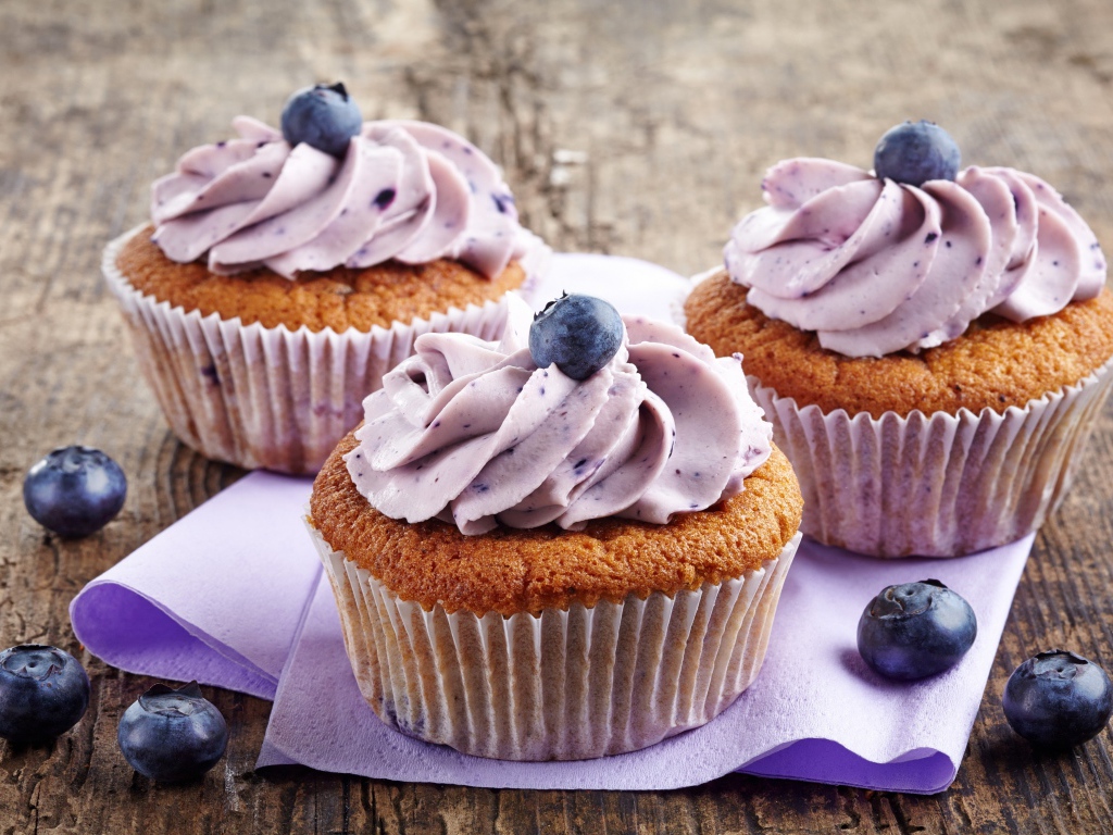 Три аппетитных кекса с кремом и ягодами черники