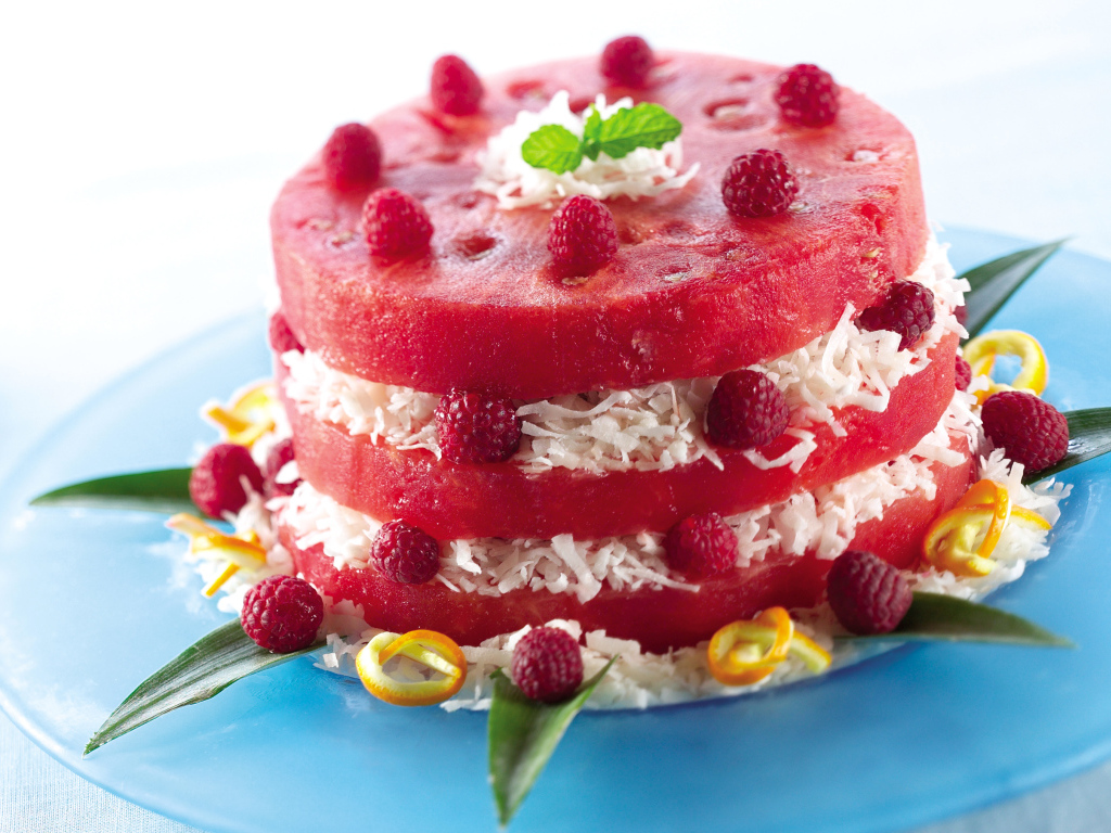 Арбузный торт с кокосовой стружкой и ягодами малины 