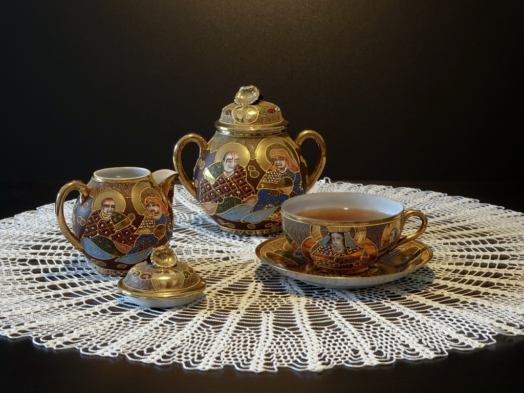 Красивый чайный сервиз на столе с белой салфеткой