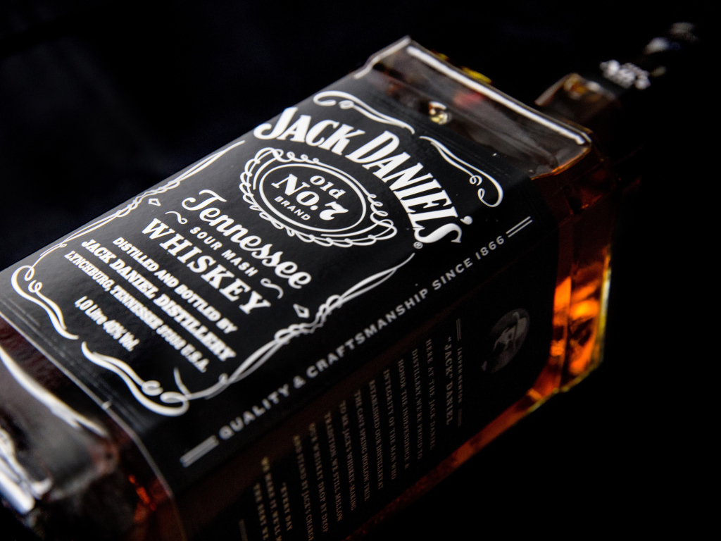 Бутылка виски Jack Daniels на черном фоне
