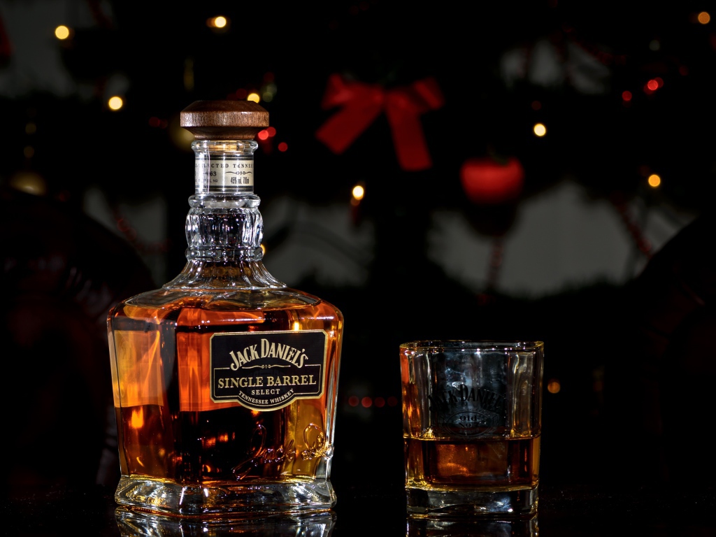 Бутылка виски Jack Daniels с рюмкой