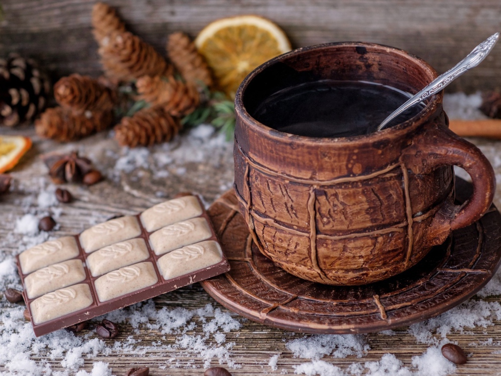 Чашка кофе на столе с шоколадом 