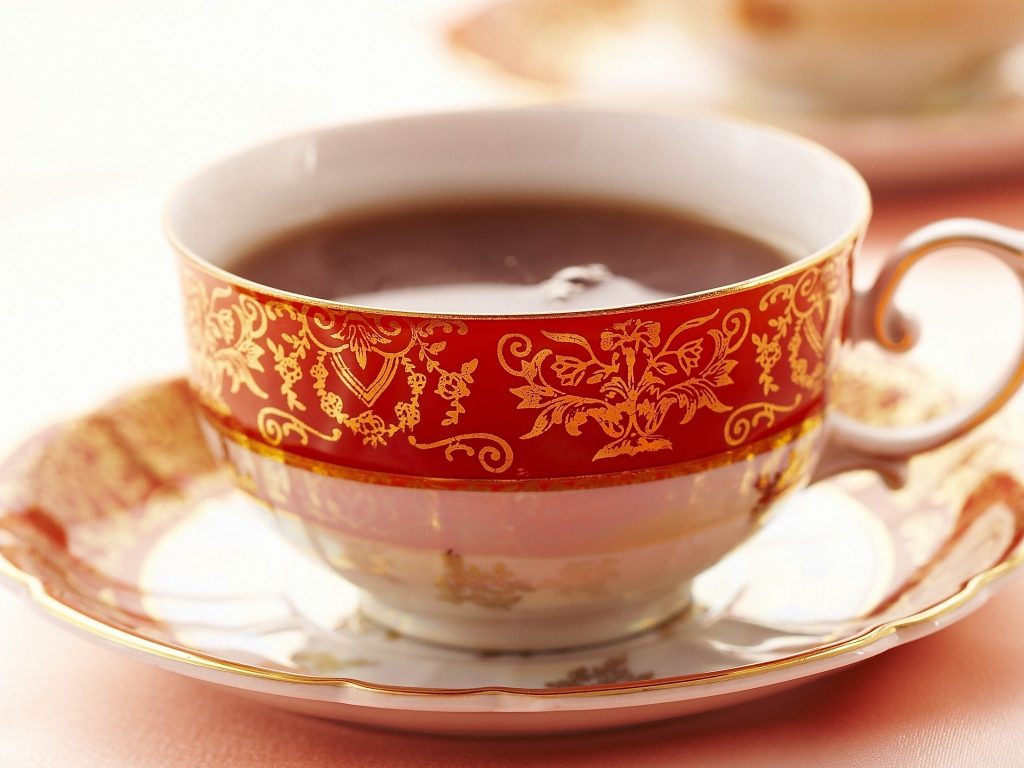 Красивая чашка чая на блюдце 