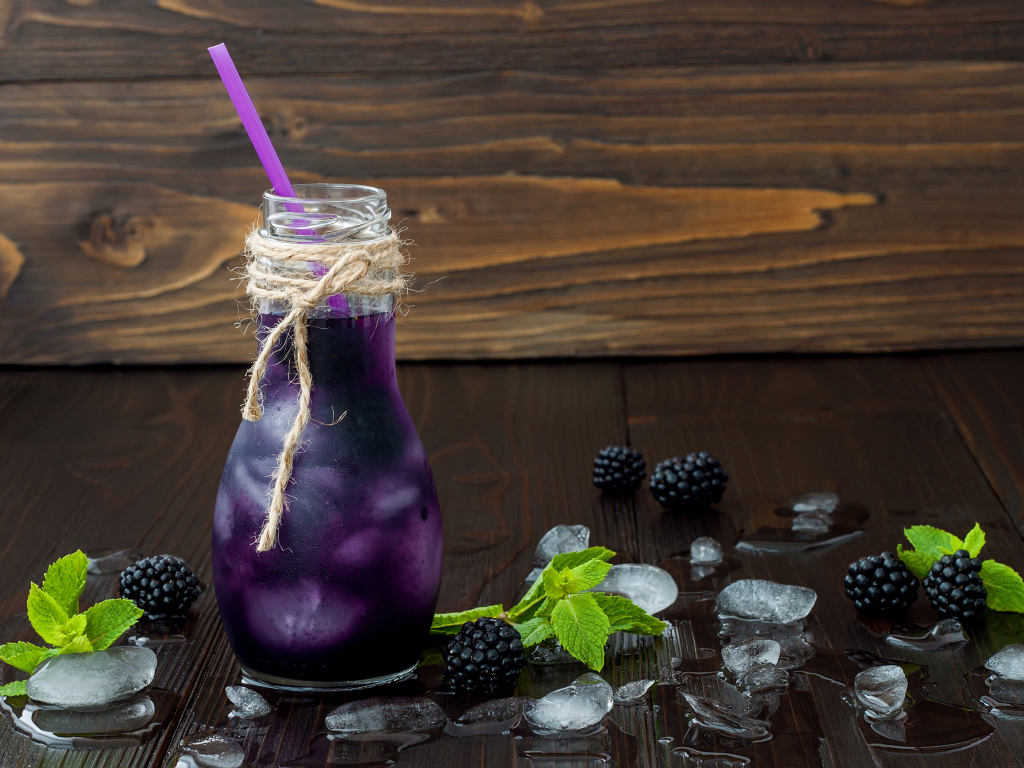 Напиток из ежевики с трубочкой и льдом