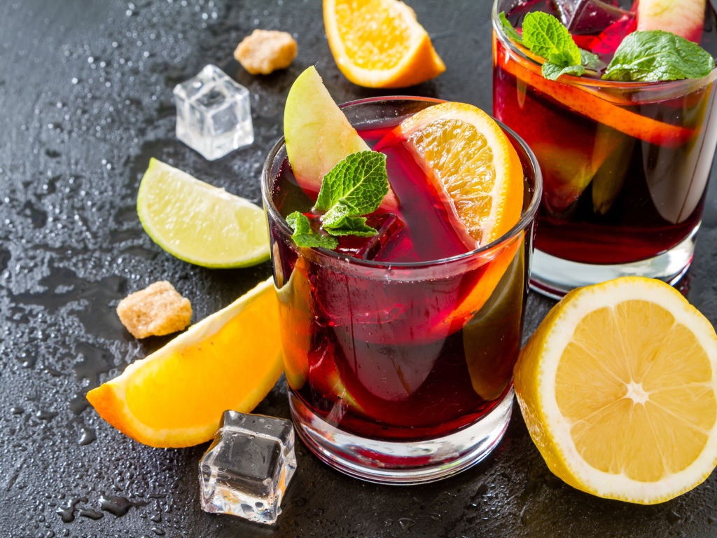 Напиток в стаканах с лимоном, мятой и кусочками льда