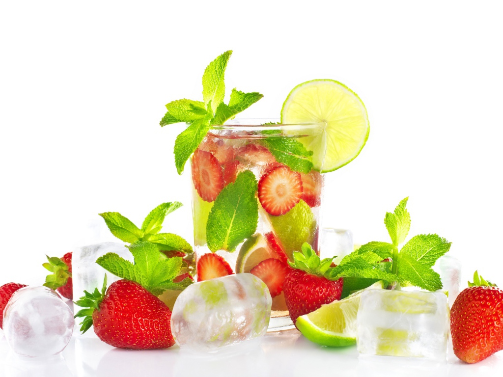 Напиток с клубникой, лаймом, мятой и кусочками льда на белом фоне