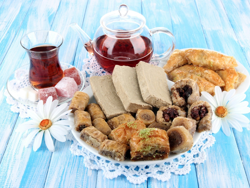 Ароматный чай на столе с восточными сладостями