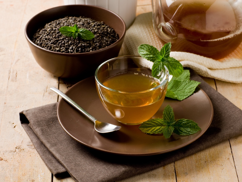 Зеленый чай с мятой на столе 