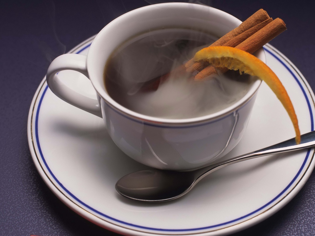 Горячий кофе в чашке с корицей 