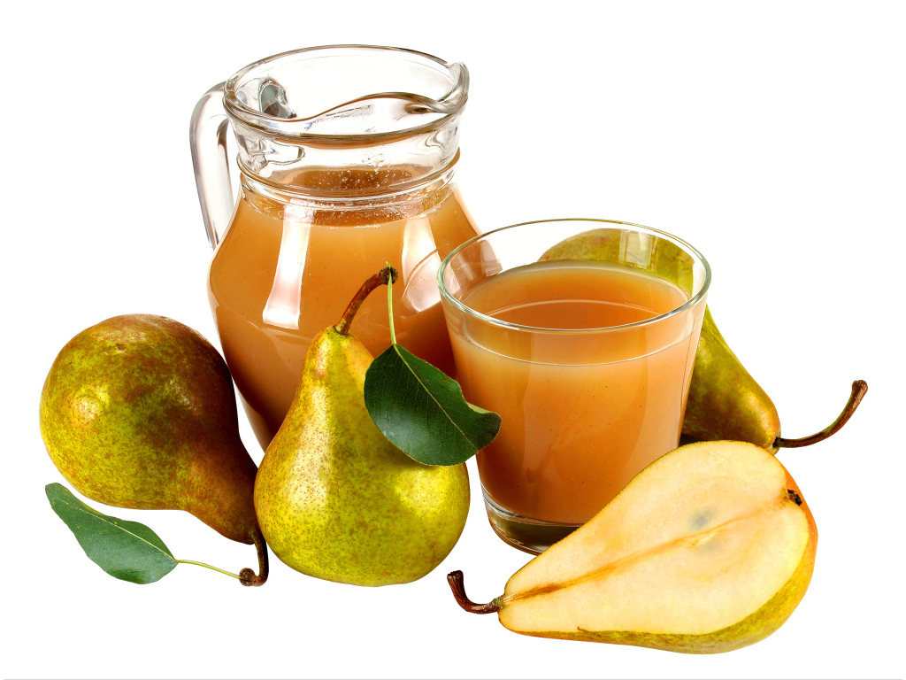 Грушевый сок со свежими грушами на белом фоне